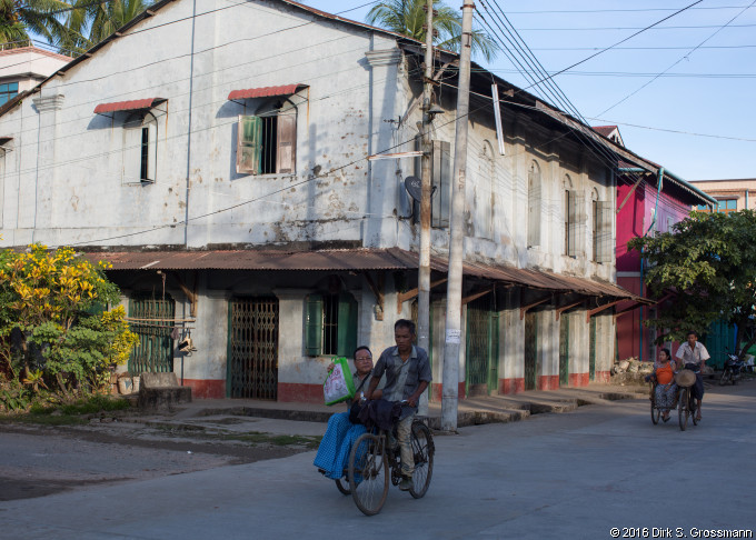 Shwe Ban Street (Click for next image)